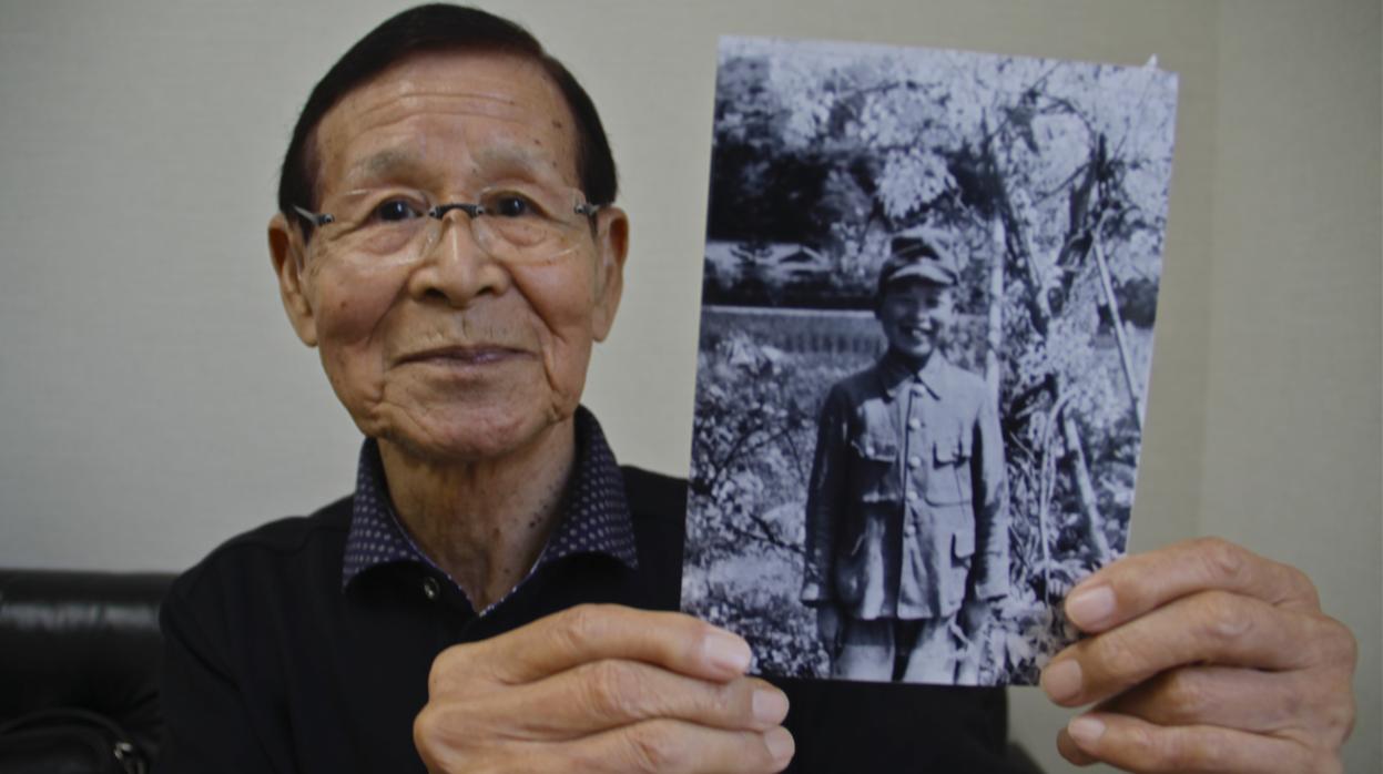 Fujio Torikoshi, que sobrevivió a la bomba atómica de Hiroshima con 14 años, muestra una foto suya de colegial durante la II Guerra Mundial. Murió en 2018