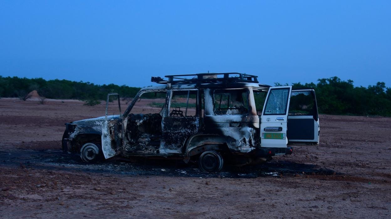 Estado en que quedó el vehículo en el que viajaban los seis franceses y dos nigerinos asesinados