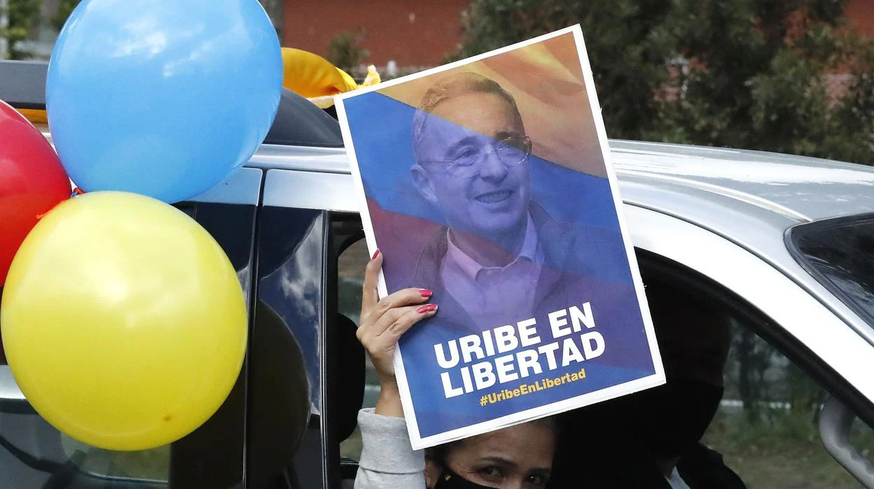 Seguidores de Álvaro Uribe salieron a las calles en caravanas de vehículos como muestra de apoyo al expresidente
