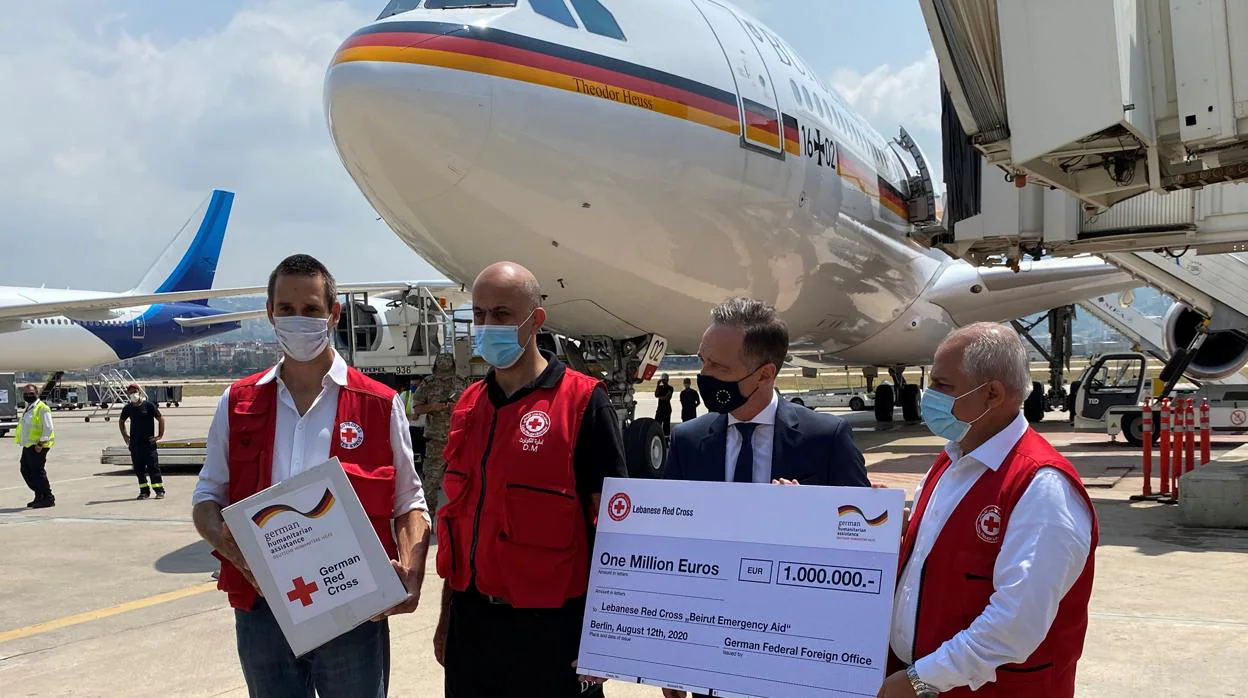 El ministro de Relaciones Exteriores de Alemania, Heiko Maas, entrega un cheque de «un millón de euros» para la ayuda de emergencia de Beirut