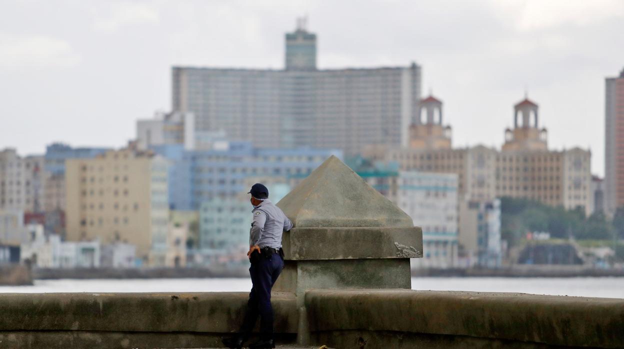 Un policía en La Habana