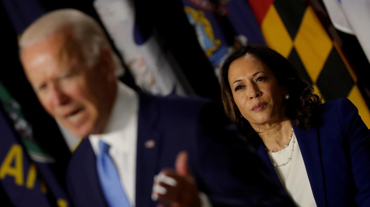 Kamala Harris escucha a Joe Biden en un acto de campaña en Wilmington (Delaware)