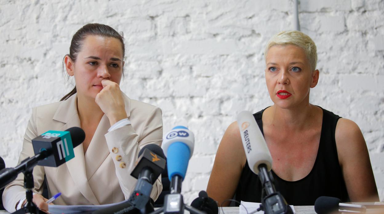 La candidata bielorrusa Svetlana Tikhanouskaya y Maria Kolesnikova, representante de la oficina de campaña del político Viktor Babariko, asisten a una conferencia de prensa después de las elecciones