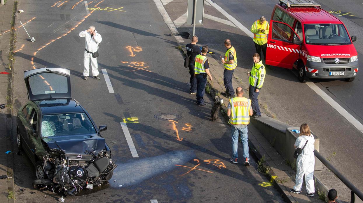 La Policía y forenses se desplazan hasta el lugar del accidente en la autopista A100 en Berlín