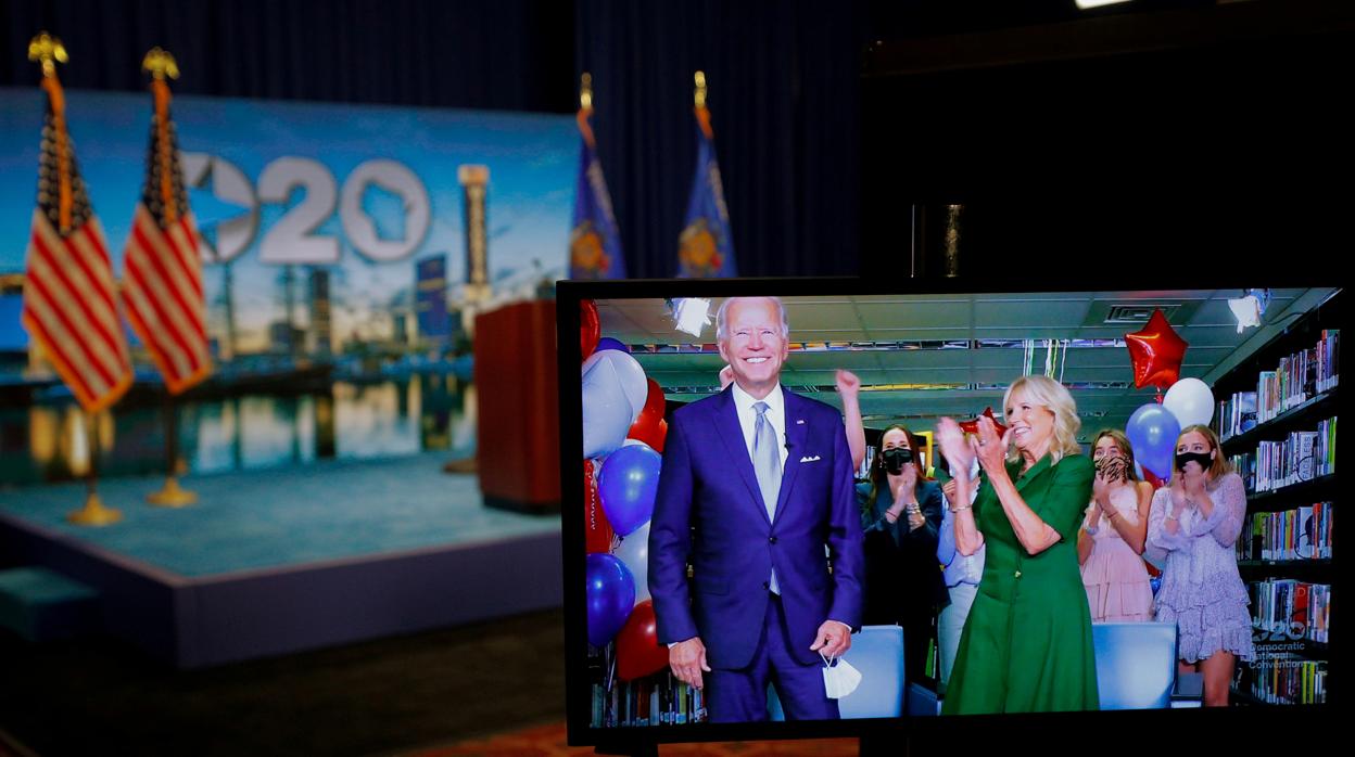 Joe Biden, aplaudido por su esposa Jill en un vídeo proyectado durante la convención demócrata