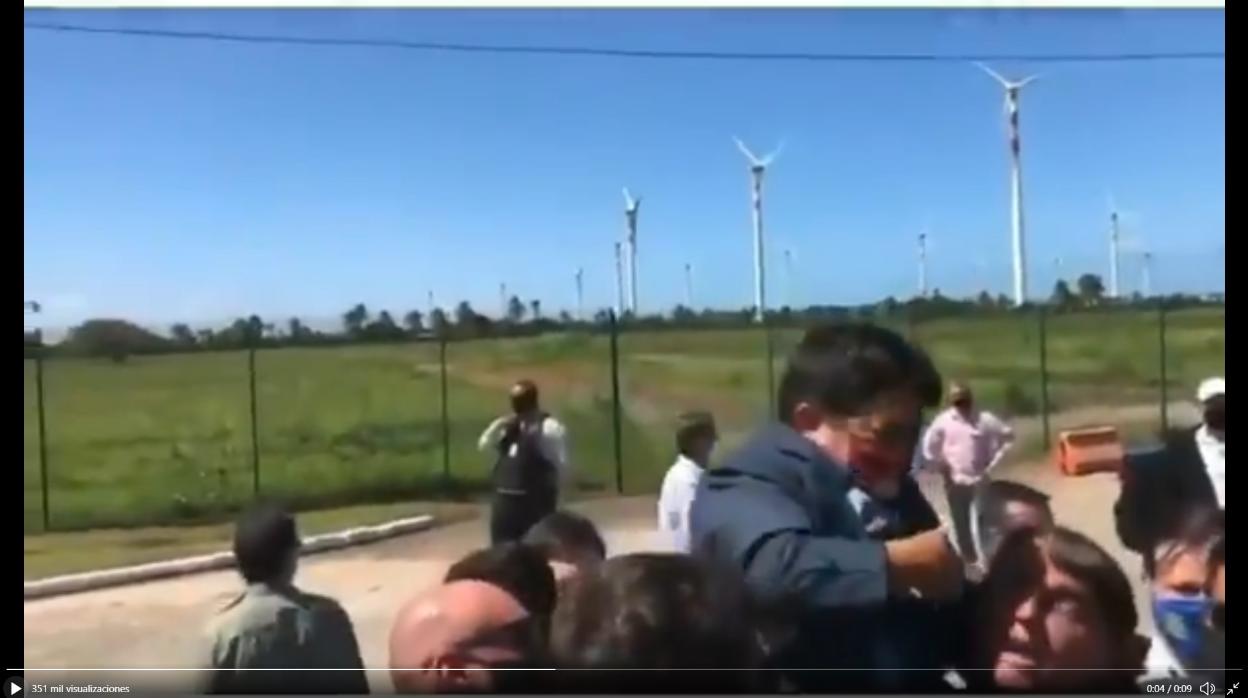 Bolsonaro sube a caballito a un enano pensando que era un niño