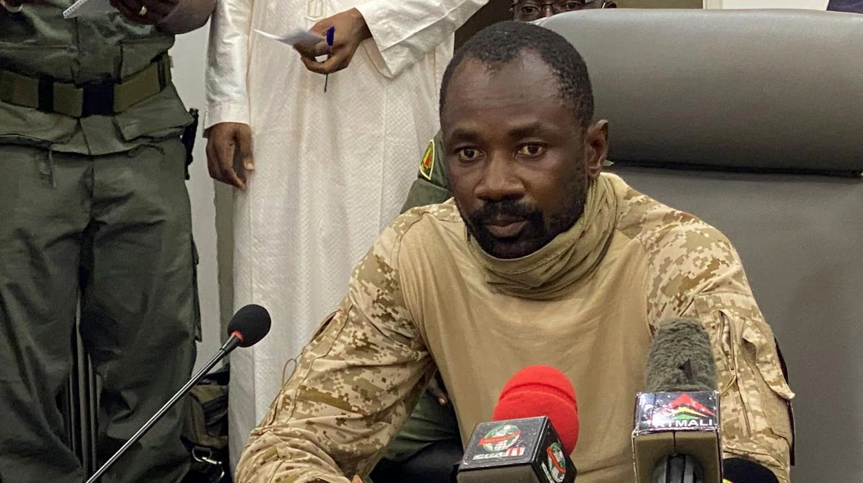 El coronel Assimi Goita, ayer durante una rueda de prensa en la sede del ministerio de Defensa, en Bamako