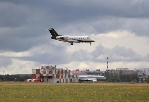 El avión ambulancia alemán para trasladara Navalni se dispone a aterrizar en Omsk