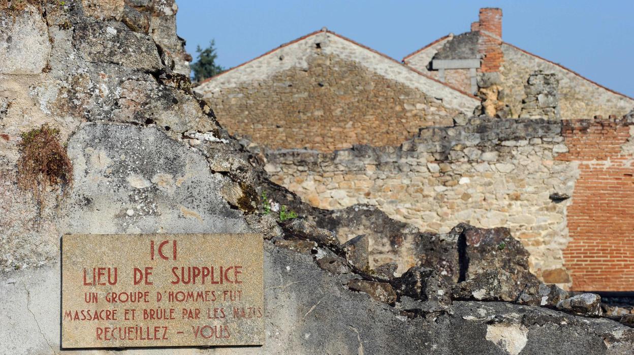 Un letrero recuerda la masacre en Oradour-sur-Glane