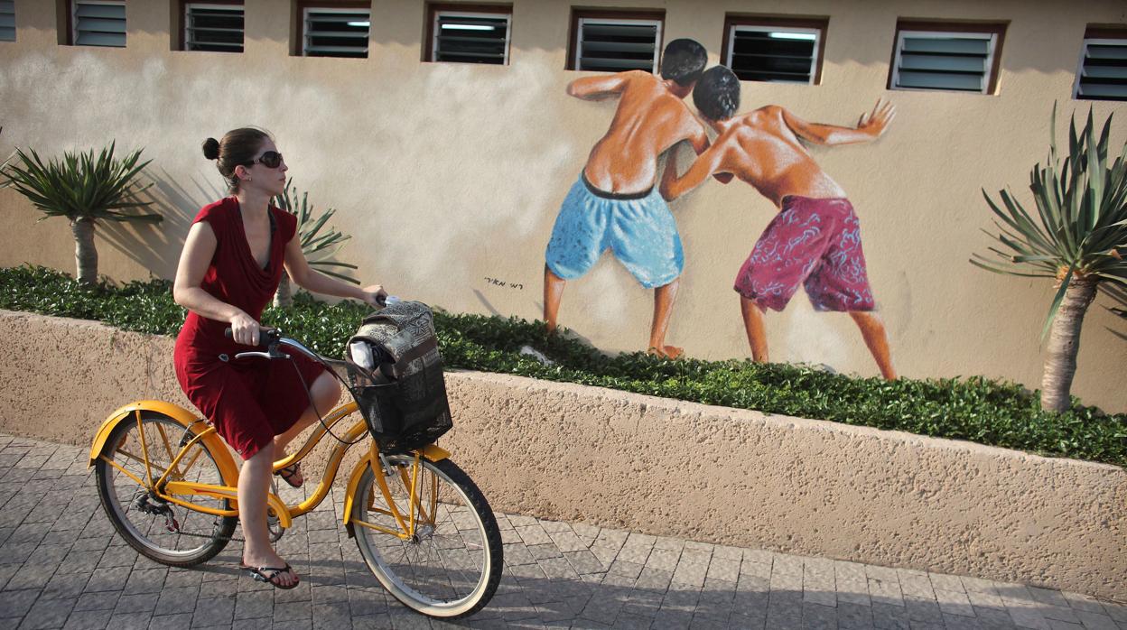 Las autoridades israelíes han cubierto un mural conocido como Peeping Toms en una playa de Tel Aviv tras las protestas por la violación