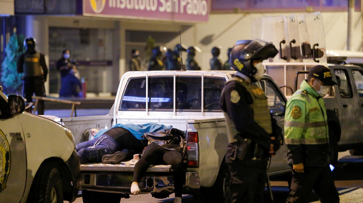 Cuerpos de algunos de los fallecidos, que murieron al intentar escapar de una redada de la policía contra una fiesta clandestina en Lima