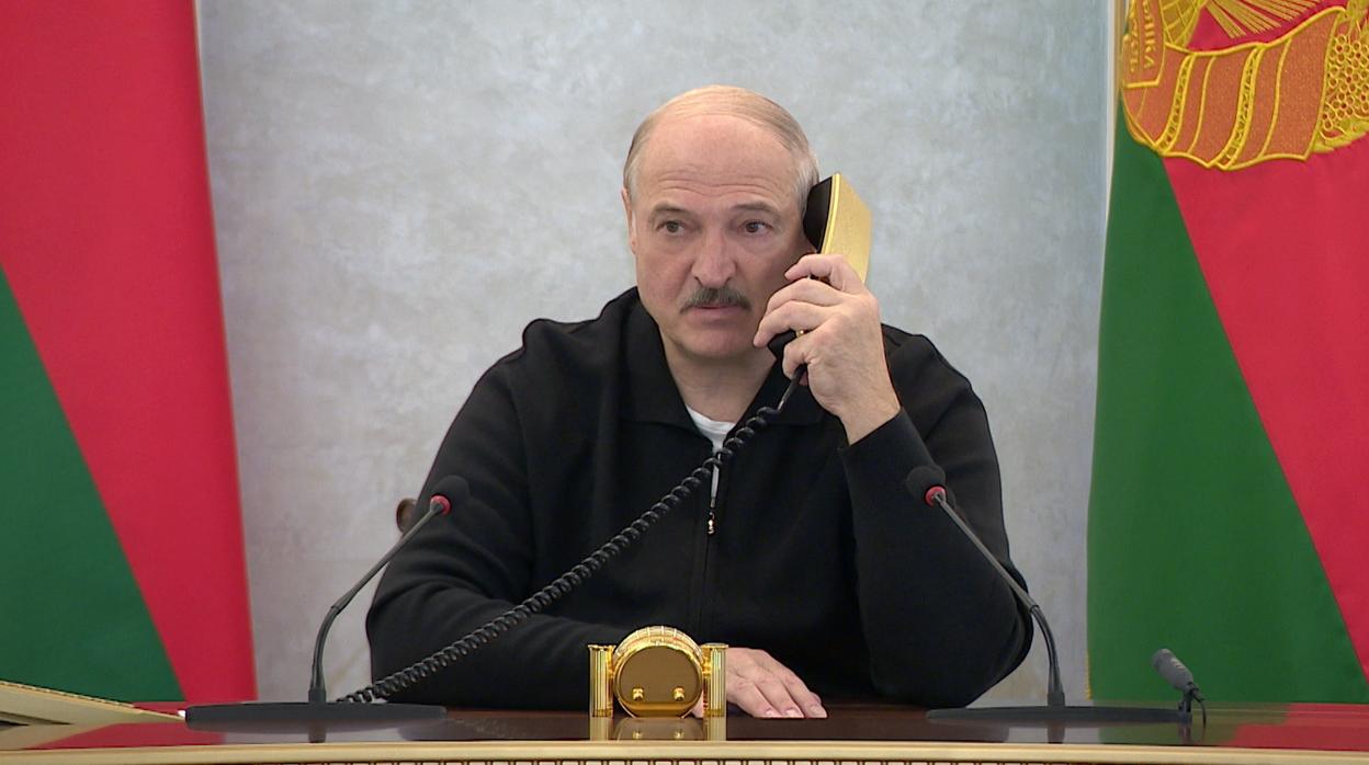 Alexánder Lukashenko habla por teléfono desde el Palacio de la Independencia, en Minsk