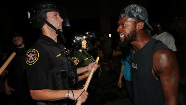 La Policía tirotea a otro hombre de raza negra y reaviva la protesta racial en EE.UU.