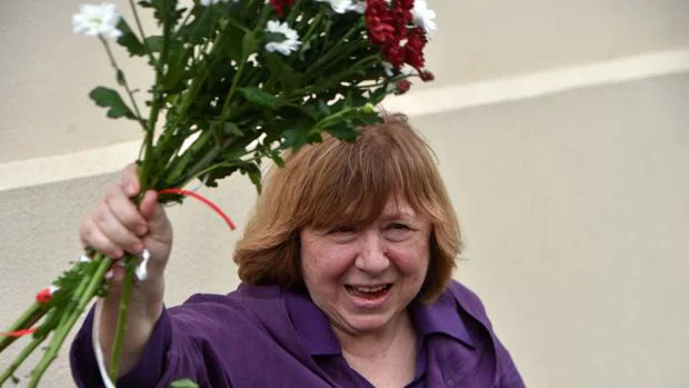 La premio Nobel Svetlana Alexiévich rechaza responder a las preguntas de los investigadores bielorrusos