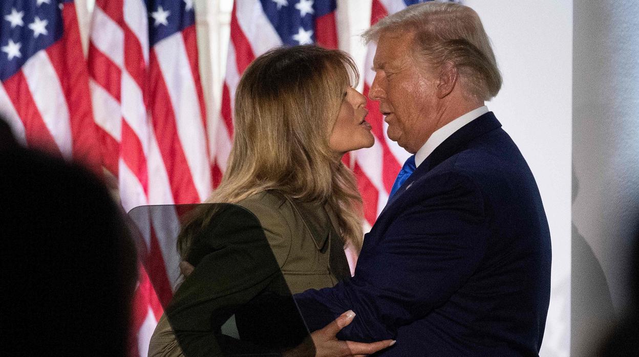 Donald Trump abraza a la primera dama después de que esta ofreciera su discurso en la rosaleda de la Casa Blanca