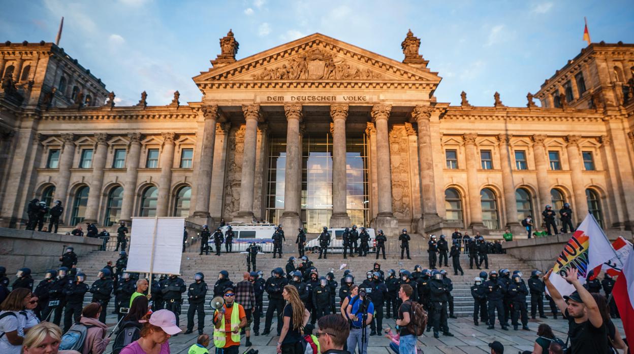 La policía acordona este domingo los alrededores del Reichstag para evitar el acceso de activistas de extrema derecha