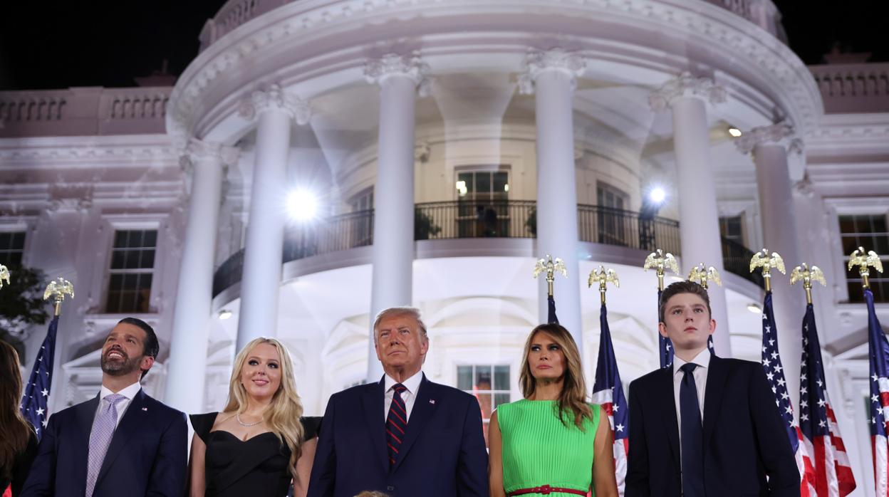 Donald Trump, su esposa Melania y otros miembros de su familia, en la Casa Blanca tras el discurso de aceptación de la nominación el pasado jueves
