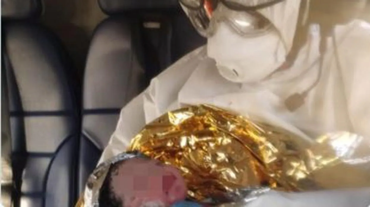 Una inmigrante infectada por Covid-19 da a luz en el helicóptero que la trasladaba al hospital en Sicilia