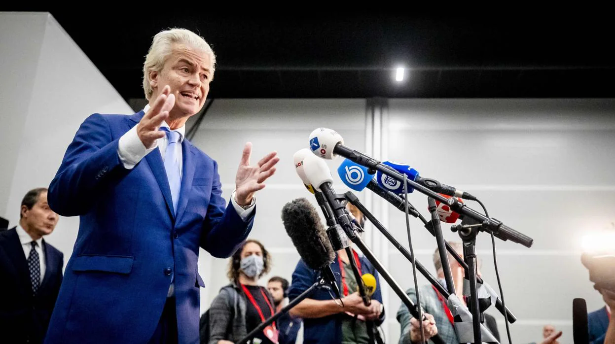 Geert Wilders comparece ante los periodistas tras la decisión del tribunal
