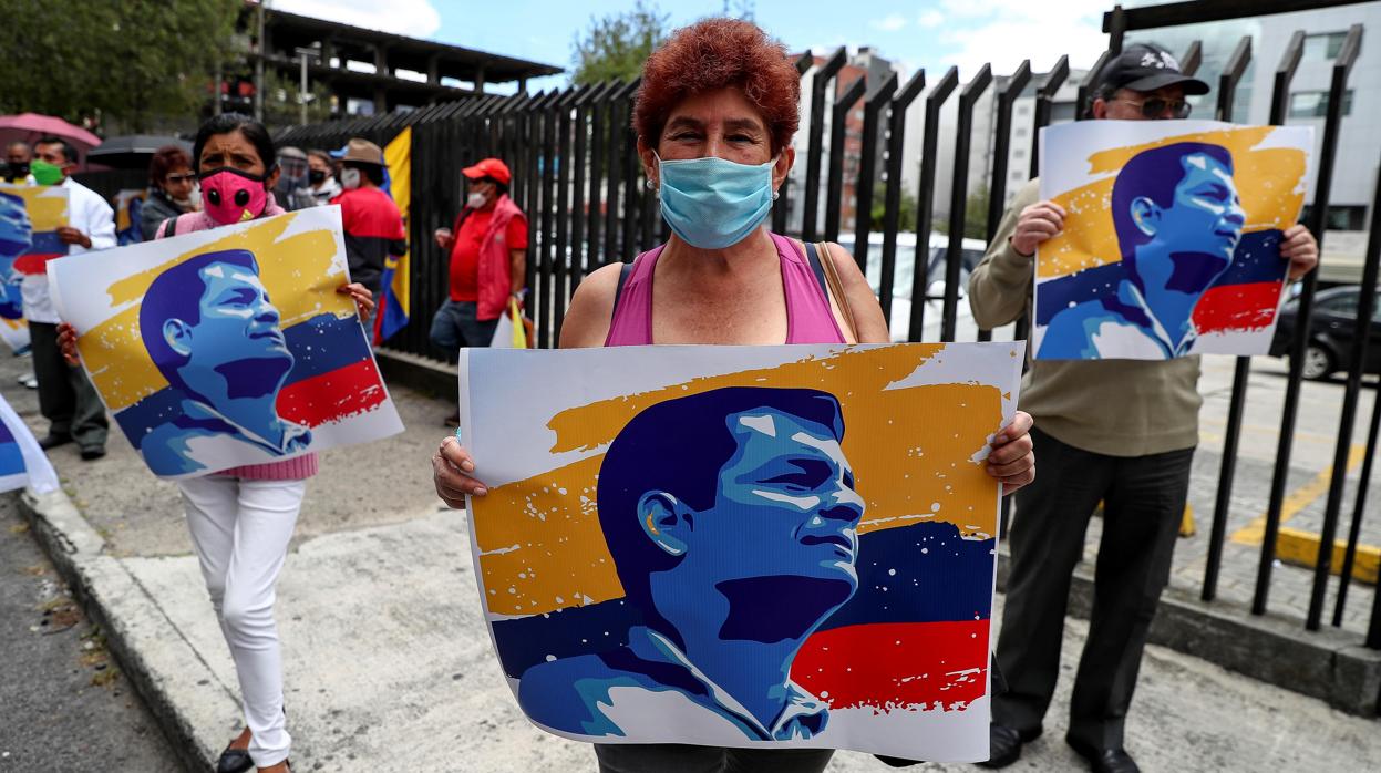 Simpatizantes de Rafael Correa protesta por el inicio del proceso de casación en el caso que involucra al expresidente, en los exteriores de la Corte Nacional de Justicia (CNJ), en Quito