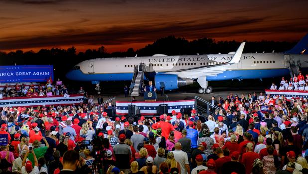 Una supuesta burla de Trump a los caídos en la guerra agita la campaña electoral en EE.UU.