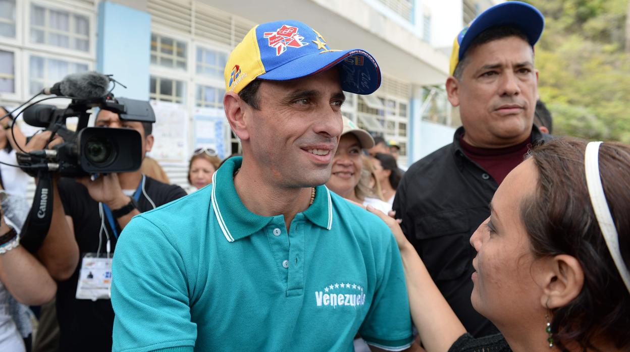 Henrique Capriles, en un centro de votación en las elecciones regionales de Venezuela de 2017