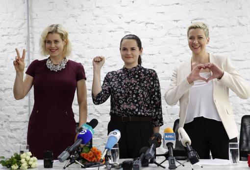 María Kolésnikova (a la derecha), junto a Veronika Tsepkalo y Svetlana Tijanóvskaya, durante una rueda de prensa el pasado julio