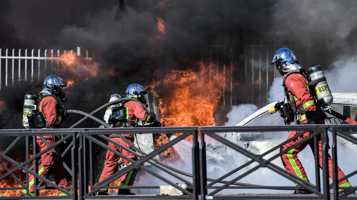 Los bomberos tratan de apagar el fuego en un coche en París el pasado 4 de septiembre