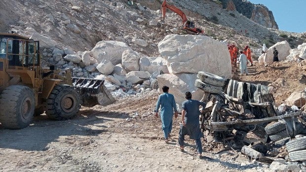 Al menos 21 muertos y 15 desaparecidos tras producirse un derrumbe en una cantera de mármol en Pakistán