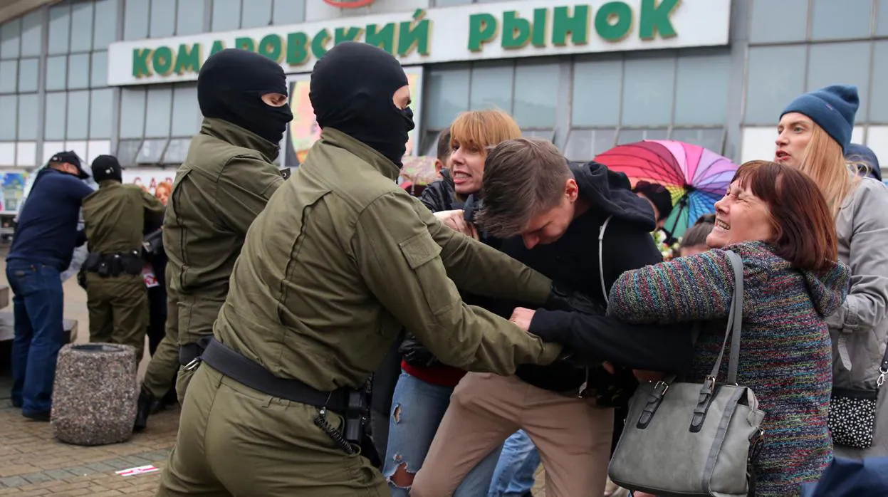 Las fuerzas de seguridad bielorrusas detienen a opositores durante una manifestación este martes