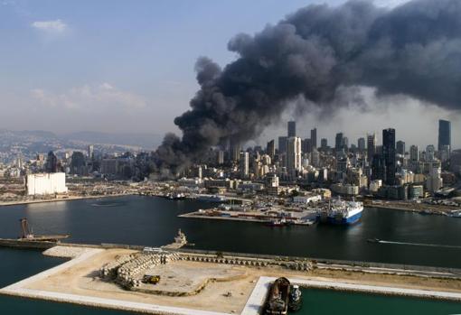 Un incendio golpea el puerto de Beirut un mes después de la explosión que causó 190 muertos