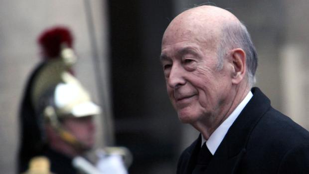 El expresidente francés Giscard d’Estaing, de 94 años, hospitalizado por una infección pulmonar