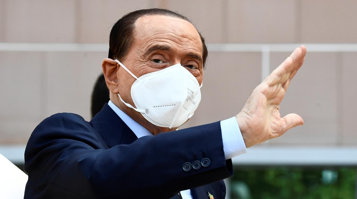 El exprimer ministro, Silvio Berlusconi, al salir del hospital en Milán