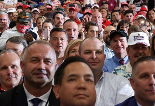 Partidarios del presidente Trump asisten al mitin sin mascarilla ni distanciamiento social