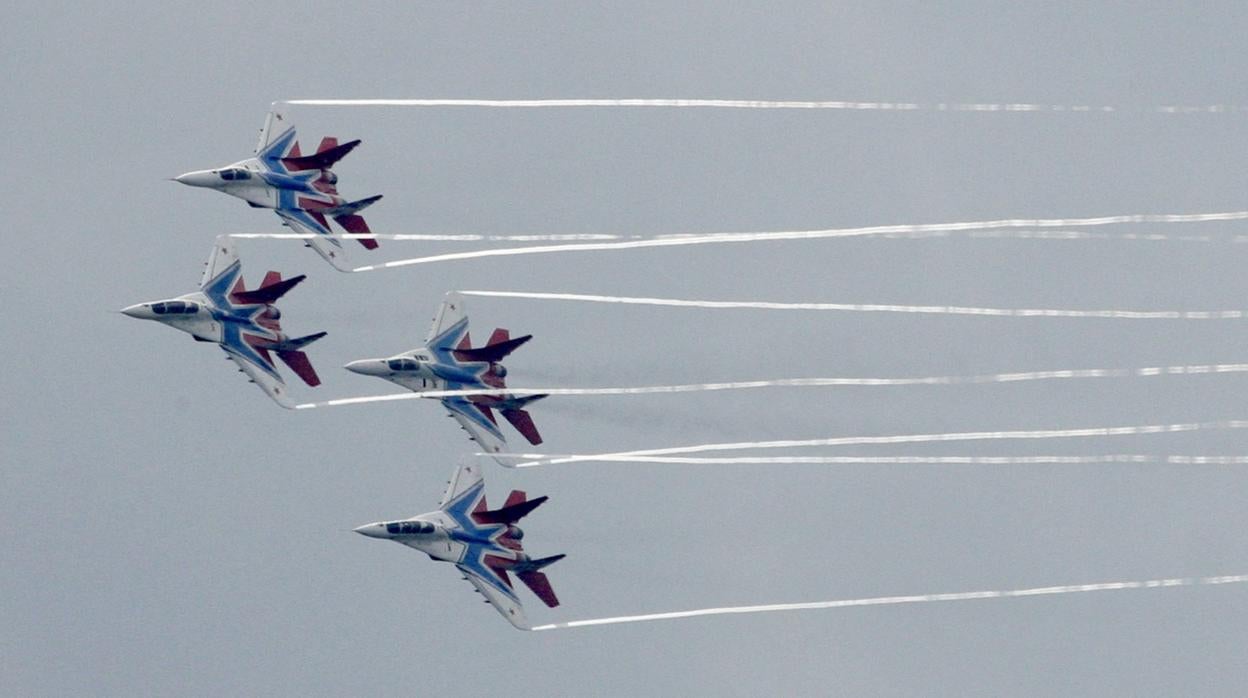 Los aviones de combate MiG-29 vuelan en formación durante la inauguración de la exhibición aérea internacional MAKS-2009