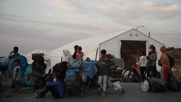 El nuevo campamento de Lesbos acoge ya a casi 5.000 inmigrantes