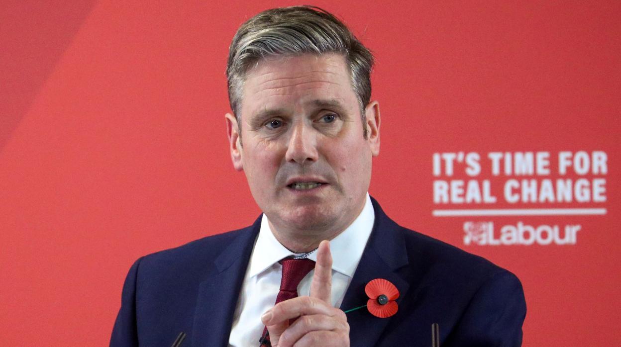 La portavoz de economía del Partido Laborista, Anneliese Dodds, prepara un café en una empresa social