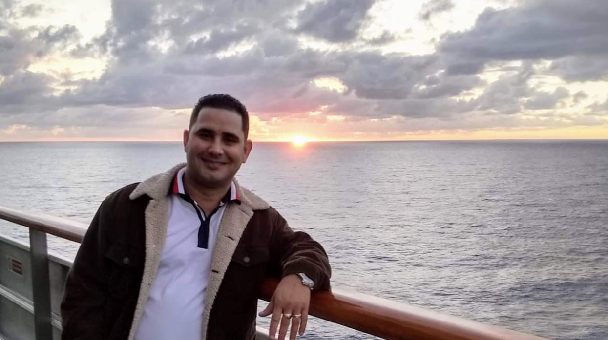 Manoreys Rojas, en el crucero en el que viajó a las costas cubanas para intentar reunirse con su familia. El Gobierno cubano no permitió al barco entrar por llevar médicos desertores a bordo