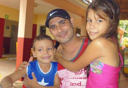 Manoreys Rojas, con sus hijos cuando todavía podía visitarlos en Cuba