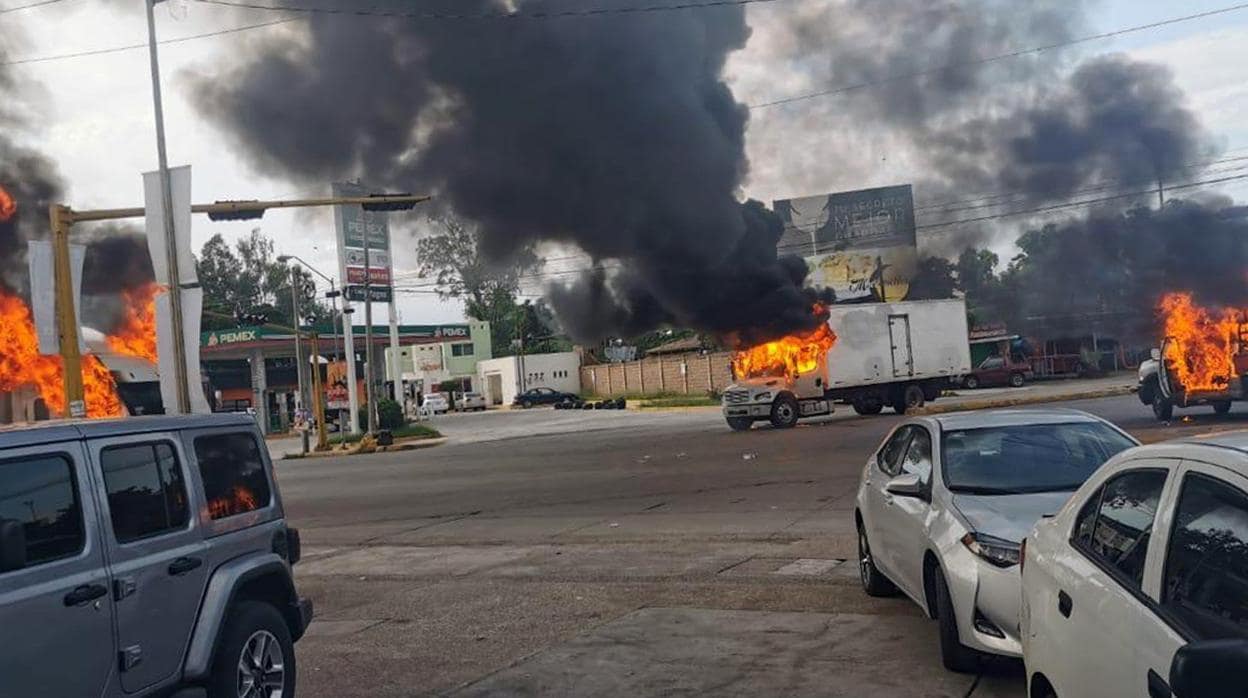 Varios coches arden en Culiacán después de un enfrentamiento entre narcotraficantes y tropas federales