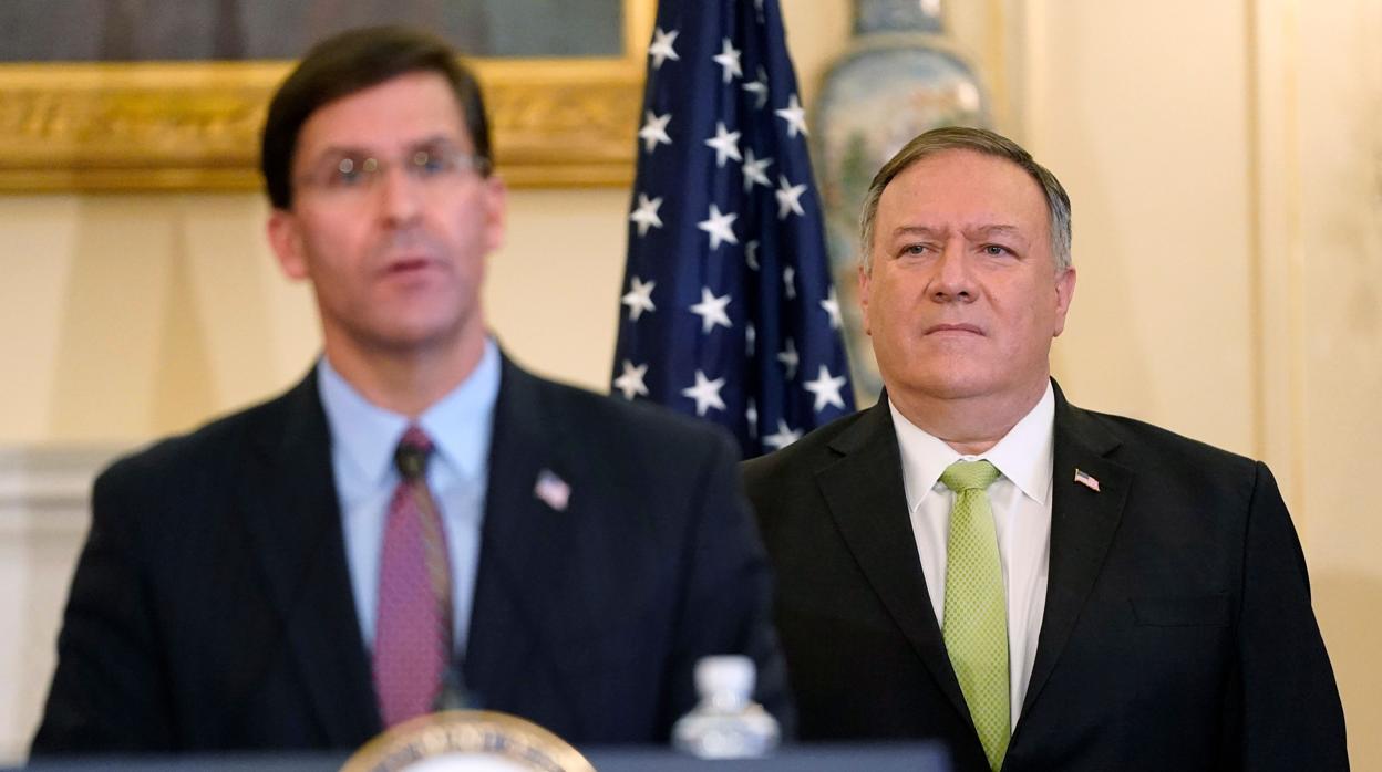 El secretario de Defensa Mark Esper, acompañado por el secretario de Estado Mike Pompeo, durante la rueda de prensa en la que se ha anunciado la restauración de las sancioens a Irán