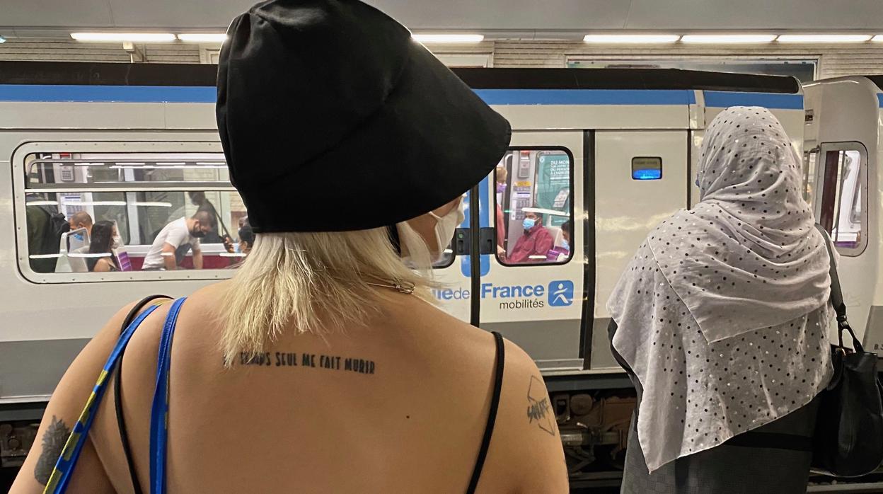 Una joven espera el metro a su salida del instituto en Bobigny, al norte de París