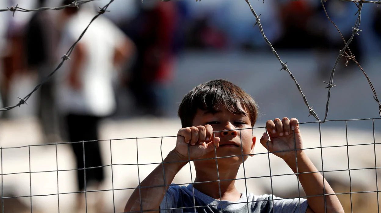 Un niño en el nuevo campamento temporal para refugiados de Lesbos