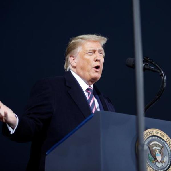 Trump habla durante un mitin de campaña en Pennsylvania