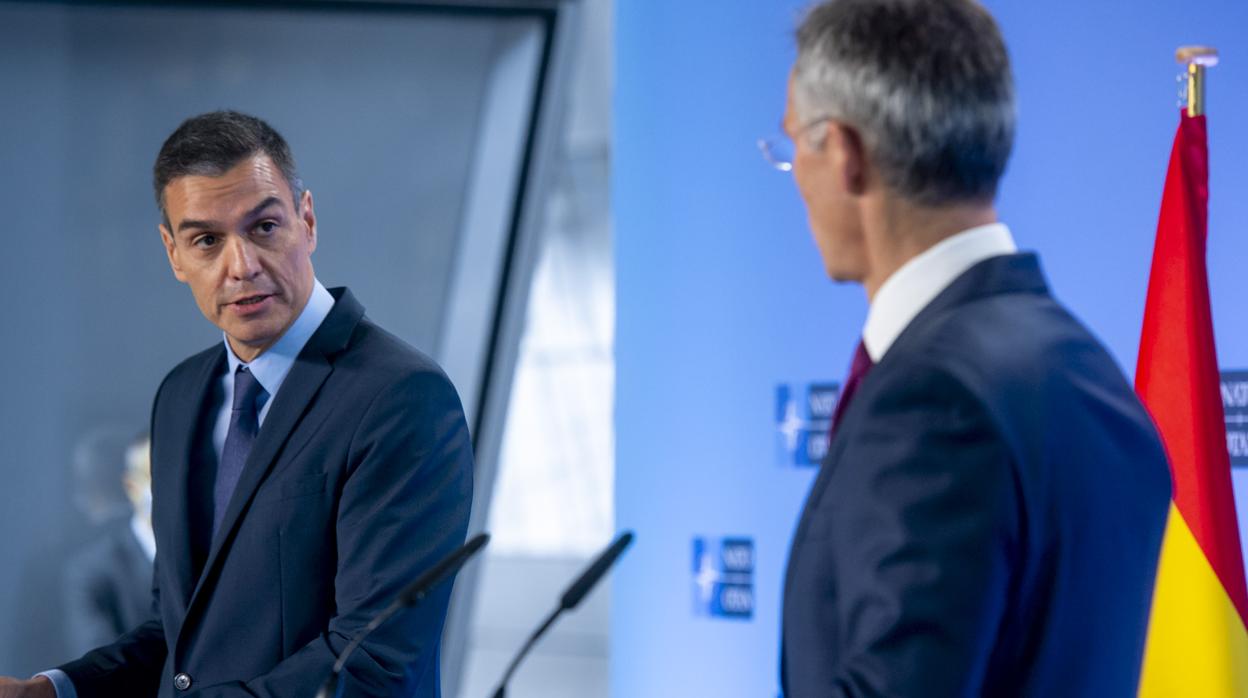 El presidente de España, Pedro Sánchez, junto al secretrario general de la OTAN, Jens Stoltenberg