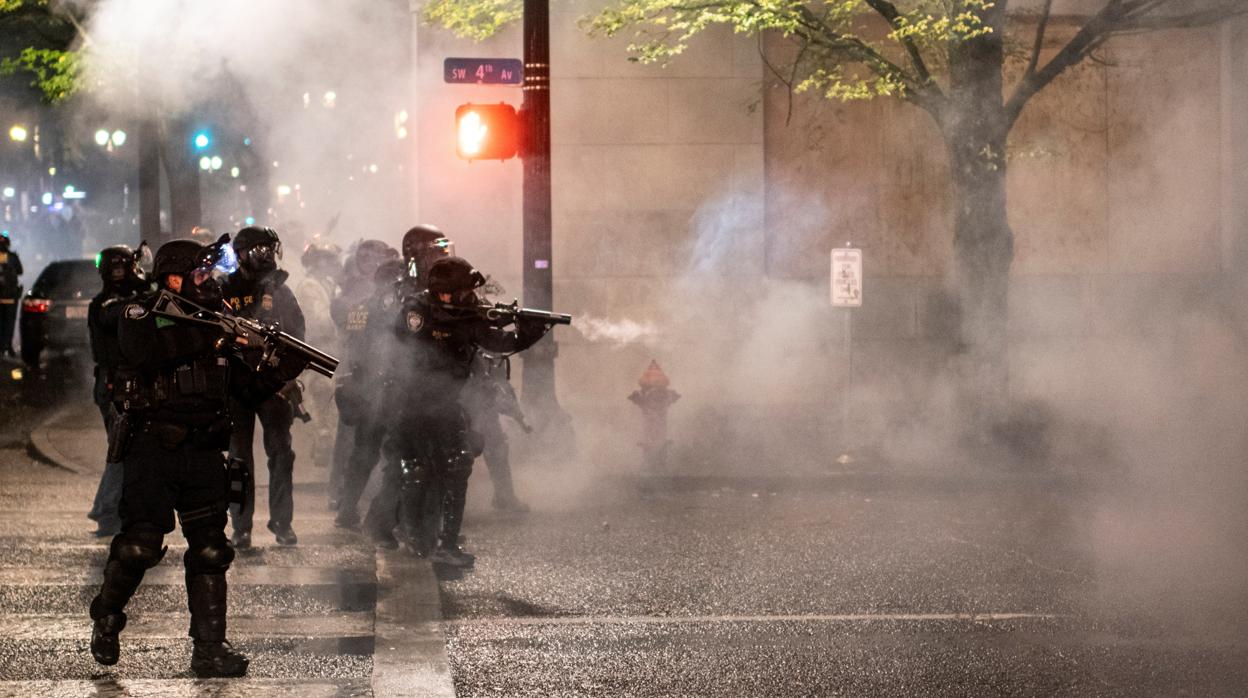 Agentes federales durante las protestas en Louisville tras conocerse la sentencia del caso Taylor