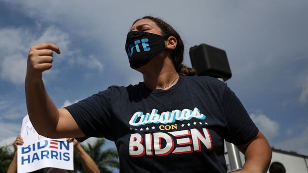 Alarma en la campaña de Biden por los malos sondeos sobre latinos