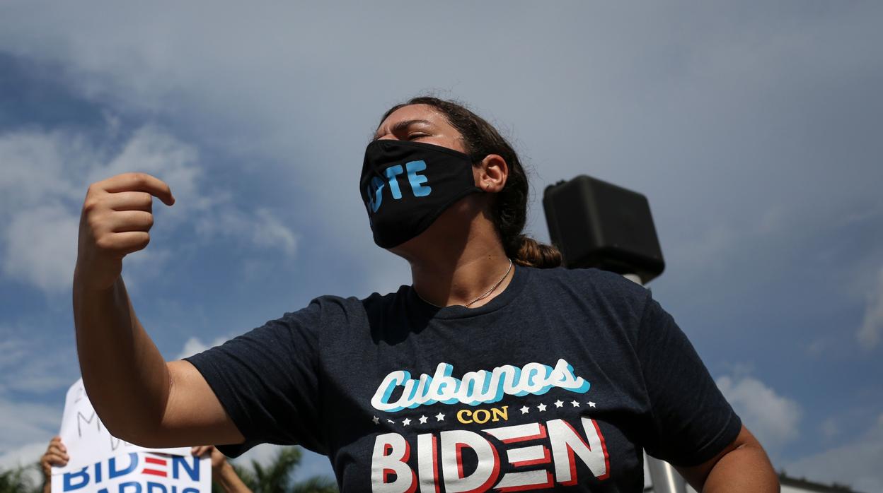 Un seguidor de Biden se manifiesta fuera del recinto donde Trump se reunió ayer con la comunidad latina en Florida