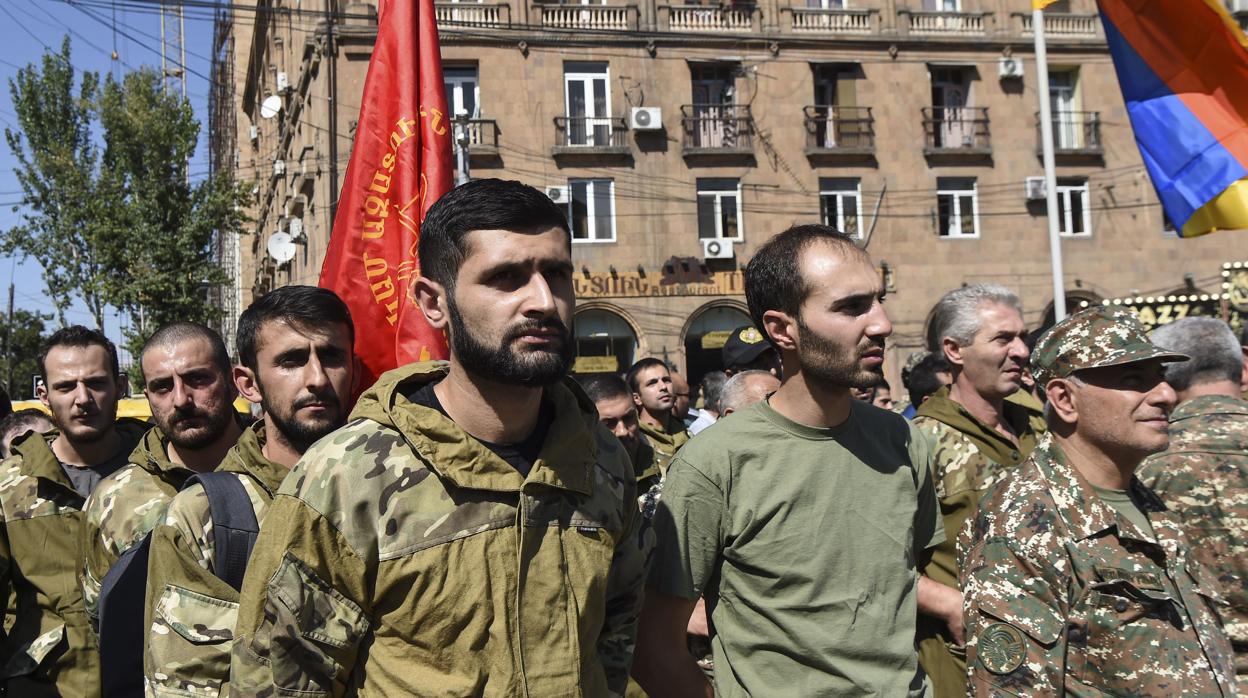 Voluntarios de la Federación Revolucionaria Armenia se reúnen para partir hacia Artsaj (región de Nagorno-Karabah), donde se ha declarado la ley marcial