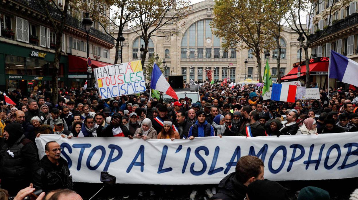 Manifestantes marchan contra la islamofobia, en París